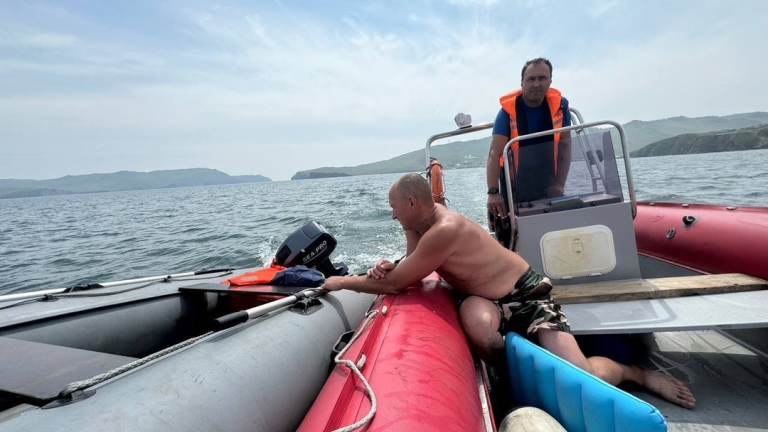 Плывшего на надувной подушке мужчину спасли на Байкале